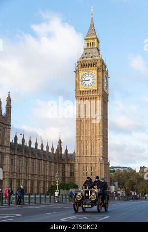 Westminster, London, Großbritannien. November 2023. Die Rennstrecke von London nach Brighton ist das am längsten laufende Motorrennen der Welt. Das erste Rennen fand 1896 statt, um die Verabschiedung des Gesetzes zu feiern, das es „leichten Lokomotiven“ ermöglichte, mit Geschwindigkeiten von mehr als 4 km/h zu fahren. Fahrzeuge, die an der Veranstaltung teilnehmen, müssen vor 1905 gebaut worden sein. Die Fahrzeuge fuhren bei Sonnenaufgang vom Hyde Park durch London, bevor sie in Richtung Süden fuhren. 1901 Panhard et Levassor Car Stockfoto