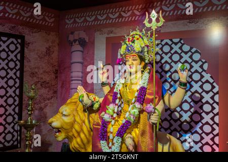 Ein wunderschönes Idol von Maa Durga, der während Navratri in Mumbai, Indien, bei einem Pandal verehrt wird Stockfoto