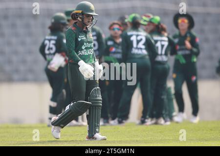 Kapitän des Bangladesch Women's Teams Nigar Sultana Joty bold Nida dar, gefangen von Umm-e-Hani, als das pakistanische Cricket-Team mit fünf Wicket-Siegen i antrat Stockfoto