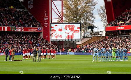 Nottingham, Großbritannien. November 2023. Die Spieler erweisen ihren Respekt während des Premier League-Spiels auf dem City Ground, Nottingham. Der Bildnachweis sollte lauten: Andrew Yates/Sportimage Credit: Sportimage Ltd/Alamy Live News Stockfoto