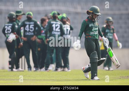 Kapitän des Bangladesch Women's Teams Nigar Sultana Joty bold Nida dar, gefangen von Umm-e-Hani, als das pakistanische Cricket-Team mit fünf Wicket-Siegen i antrat Stockfoto