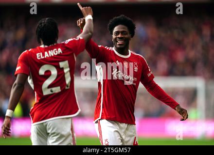 Ola Aina (rechts) von Nottingham Forest feiert das erste Tor ihrer Mannschaft während des Premier League-Spiels im City Ground, Nottingham. Bilddatum: Sonntag, 5. November 2023. Stockfoto