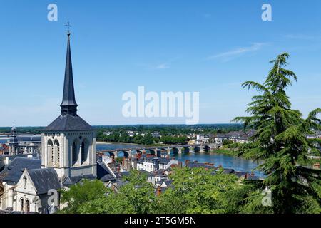 Chruch in Saumur mit der Loire Stockfoto