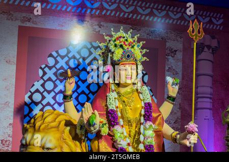 Ein wunderschönes Idol von Maa Durga, der während Navratri in Mumbai, Indien, bei einem Pandal verehrt wird Stockfoto