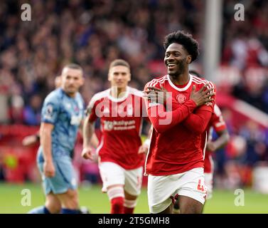 Nottingham, Großbritannien. November 2023. Ola Aina aus Nottingham Forest feiert sein Tor während des Premier League-Spiels auf dem City Ground, Nottingham. Der Bildnachweis sollte lauten: Andrew Yates/Sportimage Credit: Sportimage Ltd/Alamy Live News Stockfoto