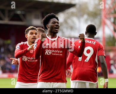 Nottingham, Großbritannien. November 2023. Ola Aina aus Nottingham Forest feiert sein Tor während des Premier League-Spiels auf dem City Ground, Nottingham. Der Bildnachweis sollte lauten: Andrew Yates/Sportimage Credit: Sportimage Ltd/Alamy Live News Stockfoto