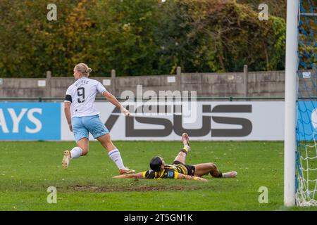 TOR 0-1 Crystal Palace Stürmer Elise Hughes erzielt das Eröffnungstor im Barclays FA Womens Championship Spiel zwischen Watford und Crystal Palace in Grosvenor Vale, Wealdstone, England. (Stephen Flynn/SPP) Credit: SPP Sport Press Photo. /Alamy Live News Stockfoto