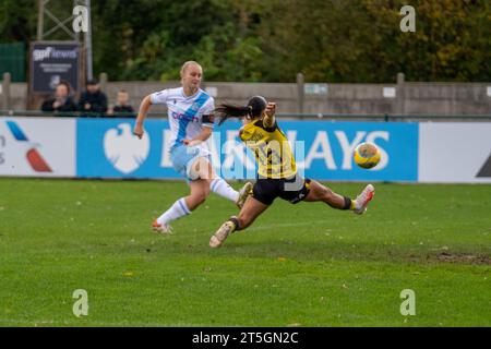 TOR 0-1 Crystal Palace Stürmer Elise Hughes erzielt das Eröffnungstor im Barclays FA Womens Championship Spiel zwischen Watford und Crystal Palace in Grosvenor Vale, Wealdstone, England. (Stephen Flynn/SPP) Credit: SPP Sport Press Photo. /Alamy Live News Stockfoto