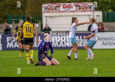 TOR 0-1 Crystal Palace Stürmer Elise Hughes erzielt das Eröffnungstor im Barclays FA Womens Championship Spiel zwischen Watford und Crystal Palace in Grosvenor Vale, Wealdstone, England. (Stephen Flynn/SPP) Stockfoto