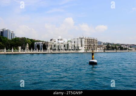 Istanbul, Türkiye. Bootsfahrt auf dem Bosporus. Blick auf den Dolmabahce Palace Stockfoto