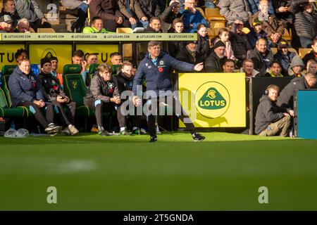 Norwich am Sonntag, den 5. November 2023. Jon Dahl Tomasson, Head Coach der Blackburn Rovers, gab seinen Spielern Anweisungen aus der Seitenlinie während des Sky Bet Championship Matches zwischen Norwich City und Blackburn Rovers in der Carrow Road, Norwich, am Sonntag, den 5. November 2023. (Foto: David Watts | MI News) Credit: MI News & Sport /Alamy Live News Stockfoto