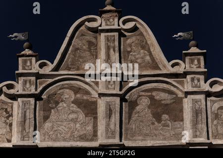 Renaissancesgraffito auf dem Giebeldach eines Bürgermeisters oder Stadthauses auf der Nordostseite des Horni náměstí (Oberer Platz) in Slawonice, Südböhmen, Tschechien. Das Haus ist Horni náměstí 518, Fárův dům (Haus der Fara), ursprünglich zwei mittelalterliche Häuser, die Mitte der 1500er Jahre umgebaut wurden Die alttestamentlichen Szenen in diesem Bild sind: Gott der Schöpfer (unten links) und Schöpfung Adams (unten rechts). Stockfoto