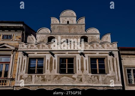 Architektonischer, ornamentaler und figuraler Sgraffito, der 1547 auf einem Bürgerhaus oder Stadthaus am Horni náměstí (Oberer Platz) in Slawonice, Südböhmen, Tschechien entstand. Das Haus ist Besídka, Horni náměstí 522. Die Sgraffito-Entwürfe umfassen Darstellungen von Kain und Abel (verblichene Platte nach oben), 10 menschliche Figuren, die 10 Stufen des menschlichen Lebens darstellen (über Fenstern) und Szenen aus dem Leben von Samson (unter Fenstern). Die vier Wasserläufe über den Fenstern sind nicht originell. Stockfoto