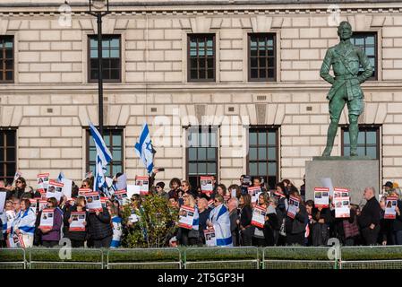 Parliament Square, Westminster, London, Großbritannien. November 2023. Demonstranten, die „Bring sie nach Hause“ rufen, haben sich auf dem Parlamentsplatz versammelt, um die Freilassung der entführten Israelis zu fordern, die von der Hamas in Gaza entführt wurden. Stockfoto