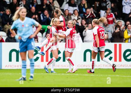 Borehamwood, Großbritannien. November 2023. Arsenals Stina Blackstenius (zweite links) feiert das zweite Tor ihrer Mannschaft während des Spiels Arsenal Women FC gegen Manchester City Women's Super League im Meadow Park Stadium, Borehamwood, England, Großbritannien am 5. November 2023 Credit: Every Second Media/Alamy Live News Stockfoto