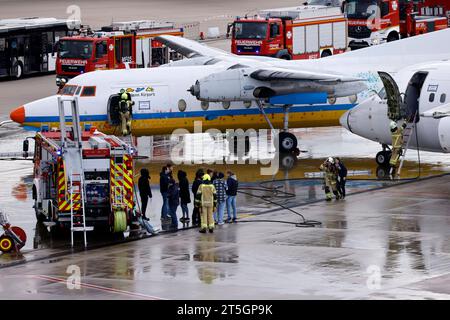 Einsatzkräfte der gemeinsamen ICAO-Notfallübung des Köln Bonn Airport gemeinsam mit der Bundeswehrfeuerwehr, der Feuerwehr der Stadt Köln sowie der Landes- und Bundespolizei am Köln Bonn Airport. Im Rahmen der Übung wird die Kollision zweier Flugzeuge simuliert. Einsatzkräfte retten verletzte aus den Fliegern. Themenbild, Symbolbild Köln, 04.11.2023 NRW Deutschland *** Rettungsdienste bei der gemeinsamen ICAO-Notfallübung am Flughafen Köln Bonn zusammen mit der Bundeswehr, der Feuerwehr der Stadt Köln und der Landes- und Bundespolizei am Flughafen Köln Bonn der Ex Stockfoto