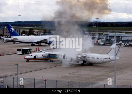 Einsatzkräfte der gemeinsamen ICAO-Notfallübung des Köln Bonn Airport gemeinsam mit der Bundeswehrfeuerwehr, der Feuerwehr der Stadt Köln sowie der Landes- und Bundespolizei am Köln Bonn Airport. Im Rahmen der Übung wird die Kollision zweier Flugzeuge simuliert. Einsatzkräfte retten verletzte aus den Fliegern. Themenbild, Symbolbild Köln, 04.11.2023 NRW Deutschland *** Rettungsdienste bei der gemeinsamen ICAO-Notfallübung am Flughafen Köln Bonn zusammen mit der Bundeswehr, der Feuerwehr der Stadt Köln und der Landes- und Bundespolizei am Flughafen Köln Bonn der Ex Stockfoto