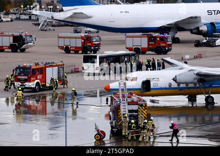 Einsatzkräfte der gemeinsamen ICAO-Notfallübung des Köln Bonn Airport gemeinsam mit der Bundeswehrfeuerwehr, der Feuerwehr der Stadt Köln sowie der Landes- und Bundespolizei am Köln Bonn Airport. Im Rahmen der Übung wird die Kollision zweier Flugzeuge simuliert. Einsatzkräfte retten verletzte aus den Fliegern. Themenbild, Symbolbild Köln, 04.11.2023 NRW Deutschland *** Rettungsdienste bei der gemeinsamen ICAO-Notfallübung am Flughafen Köln Bonn zusammen mit der Bundeswehr, der Feuerwehr der Stadt Köln und der Landes- und Bundespolizei am Flughafen Köln Bonn der Ex Stockfoto