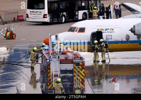 Einsatzkräfte der gemeinsamen ICAO-Notfallübung des Köln Bonn Airport gemeinsam mit der Bundeswehrfeuerwehr, der Feuerwehr der Stadt Köln sowie der Landes- und Bundespolizei am Köln Bonn Airport. Im Rahmen der Übung wird die Kollision zweier Flugzeuge simuliert. Einsatzkräfte retten verletzte aus den Fliegern. Themenbild, Symbolbild Köln, 04.11.2023 NRW Deutschland *** Rettungsdienste bei der gemeinsamen ICAO-Notfallübung am Flughafen Köln Bonn zusammen mit der Bundeswehr, der Feuerwehr der Stadt Köln und der Landes- und Bundespolizei am Flughafen Köln Bonn der Ex Stockfoto