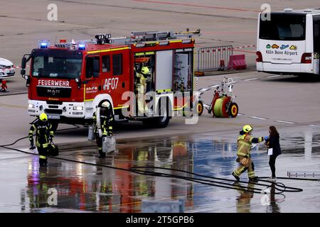 Einsatzkräfte der gemeinsamen ICAO-Notfallübung des Köln Bonn Airport gemeinsam mit der Bundeswehrfeuerwehr, der Feuerwehr der Stadt Köln sowie der Landes- und Bundespolizei am Köln Bonn Airport. Im Rahmen der Übung wird die Kollision zweier Flugzeuge simuliert. Einsatzkräfte retten verletzte aus den Fliegern. Themenbild, Symbolbild Köln, 04.11.2023 NRW Deutschland *** Rettungsdienste bei der gemeinsamen ICAO-Notfallübung am Flughafen Köln Bonn zusammen mit der Bundeswehr, der Feuerwehr der Stadt Köln und der Landes- und Bundespolizei am Flughafen Köln Bonn der Ex Stockfoto