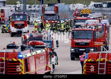 Einsatzkräfte der gemeinsamen ICAO-Notfallübung des Köln Bonn Airport gemeinsam mit der Bundeswehrfeuerwehr, der Feuerwehr der Stadt Köln sowie der Landes- und Bundespolizei am Köln Bonn Airport. Im Rahmen der Übung wird die Kollision zweier Flugzeuge simuliert. Einsatzkräfte retten verletzte aus den Fliegern. Themenbild, Symbolbild Köln, 04.11.2023 NRW Deutschland *** Rettungsdienste bei der gemeinsamen ICAO-Notfallübung am Flughafen Köln Bonn zusammen mit der Bundeswehr, der Feuerwehr der Stadt Köln und der Landes- und Bundespolizei am Flughafen Köln Bonn der Ex Stockfoto