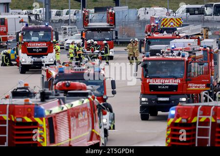 Einsatzkräfte der gemeinsamen ICAO-Notfallübung des Köln Bonn Airport gemeinsam mit der Bundeswehrfeuerwehr, der Feuerwehr der Stadt Köln sowie der Landes- und Bundespolizei am Köln Bonn Airport. Im Rahmen der Übung wird die Kollision zweier Flugzeuge simuliert. Einsatzkräfte retten verletzte aus den Fliegern. Themenbild, Symbolbild Köln, 04.11.2023 NRW Deutschland *** Rettungsdienste bei der gemeinsamen ICAO-Notfallübung am Flughafen Köln Bonn zusammen mit der Bundeswehr, der Feuerwehr der Stadt Köln und der Landes- und Bundespolizei am Flughafen Köln Bonn der Ex Stockfoto