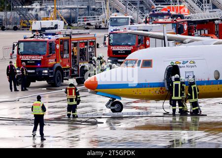 Einsatzkräfte der gemeinsamen ICAO-Notfallübung des Köln Bonn Airport gemeinsam mit der Bundeswehrfeuerwehr, der Feuerwehr der Stadt Köln sowie der Landes- und Bundespolizei am Köln Bonn Airport. Im Rahmen der Übung wird die Kollision zweier Flugzeuge simuliert. Einsatzkräfte retten verletzte aus den Fliegern. Themenbild, Symbolbild Köln, 04.11.2023 NRW Deutschland *** Rettungsdienste bei der gemeinsamen ICAO-Notfallübung am Flughafen Köln Bonn zusammen mit der Bundeswehr, der Feuerwehr der Stadt Köln und der Landes- und Bundespolizei am Flughafen Köln Bonn der Ex Stockfoto