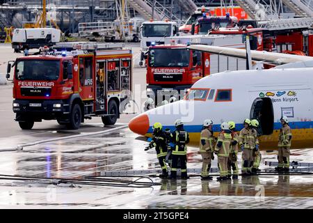 Einsatzkräfte der gemeinsamen ICAO-Notfallübung des Köln Bonn Airport gemeinsam mit der Bundeswehrfeuerwehr, der Feuerwehr der Stadt Köln sowie der Landes- und Bundespolizei am Köln Bonn Airport. Im Rahmen der Übung wird die Kollision zweier Flugzeuge simuliert. Einsatzkräfte retten verletzte aus den Fliegern. Themenbild, Symbolbild Köln, 04.11.2023 NRW Deutschland *** Rettungsdienste bei der gemeinsamen ICAO-Notfallübung am Flughafen Köln Bonn zusammen mit der Bundeswehr, der Feuerwehr der Stadt Köln und der Landes- und Bundespolizei am Flughafen Köln Bonn der Ex Stockfoto