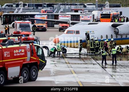 Einsatzkräfte der gemeinsamen ICAO-Notfallübung des Köln Bonn Airport gemeinsam mit der Bundeswehrfeuerwehr, der Feuerwehr der Stadt Köln sowie der Landes- und Bundespolizei am Köln Bonn Airport. Im Rahmen der Übung wird die Kollision zweier Flugzeuge simuliert. Einsatzkräfte retten verletzte aus den Fliegern. Themenbild, Symbolbild Köln, 04.11.2023 NRW Deutschland *** Rettungsdienste bei der gemeinsamen ICAO-Notfallübung am Flughafen Köln Bonn zusammen mit der Bundeswehr, der Feuerwehr der Stadt Köln und der Landes- und Bundespolizei am Flughafen Köln Bonn der Ex Stockfoto