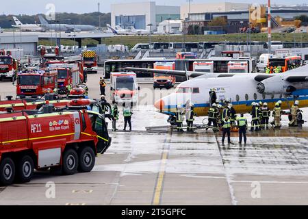 Einsatzkräfte der gemeinsamen ICAO-Notfallübung des Köln Bonn Airport gemeinsam mit der Bundeswehrfeuerwehr, der Feuerwehr der Stadt Köln sowie der Landes- und Bundespolizei am Köln Bonn Airport. Im Rahmen der Übung wird die Kollision zweier Flugzeuge simuliert. Einsatzkräfte retten verletzte aus den Fliegern. Themenbild, Symbolbild Köln, 04.11.2023 NRW Deutschland *** Rettungsdienste bei der gemeinsamen ICAO-Notfallübung am Flughafen Köln Bonn zusammen mit der Bundeswehr, der Feuerwehr der Stadt Köln und der Landes- und Bundespolizei am Flughafen Köln Bonn der Ex Stockfoto