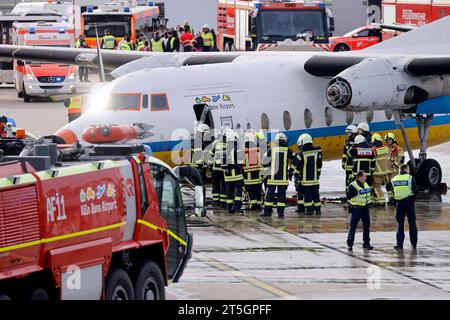 Einsatzkräfte der gemeinsamen ICAO-Notfallübung des Köln Bonn Airport gemeinsam mit der Bundeswehrfeuerwehr, der Feuerwehr der Stadt Köln sowie der Landes- und Bundespolizei am Köln Bonn Airport. Im Rahmen der Übung wird die Kollision zweier Flugzeuge simuliert. Einsatzkräfte retten verletzte aus den Fliegern. Themenbild, Symbolbild Köln, 04.11.2023 NRW Deutschland *** Rettungsdienste bei der gemeinsamen ICAO-Notfallübung am Flughafen Köln Bonn zusammen mit der Bundeswehr, der Feuerwehr der Stadt Köln und der Landes- und Bundespolizei am Flughafen Köln Bonn der Ex Stockfoto