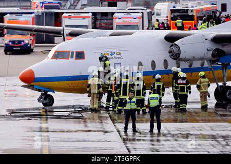 Einsatzkräfte der gemeinsamen ICAO-Notfallübung des Köln Bonn Airport gemeinsam mit der Bundeswehrfeuerwehr, der Feuerwehr der Stadt Köln sowie der Landes- und Bundespolizei am Köln Bonn Airport. Im Rahmen der Übung wird die Kollision zweier Flugzeuge simuliert. Einsatzkräfte retten verletzte aus den Fliegern. Themenbild, Symbolbild Köln, 04.11.2023 NRW Deutschland *** Rettungsdienste bei der gemeinsamen ICAO-Notfallübung am Flughafen Köln Bonn zusammen mit der Bundeswehr, der Feuerwehr der Stadt Köln und der Landes- und Bundespolizei am Flughafen Köln Bonn der Ex Stockfoto