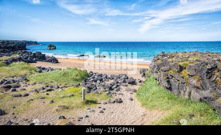 Die Küste am Strand Skardsvik auf der Nordseite der Halbinsel Snaefellsnes im Westen Islands. Skardsvik Beach im Sommer Stockfoto