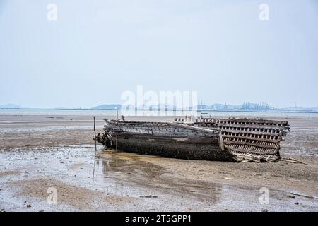 Die Überreste eines Fischerbootes am Strand. Stockfoto