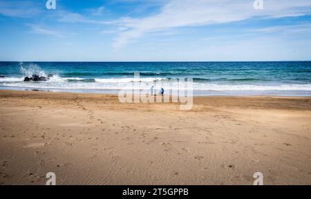 Die Küste am Strand Skardsvik auf der Nordseite der Halbinsel Snaefellsnes im Westen Islands. Skardsvik Beach im Sommer Stockfoto