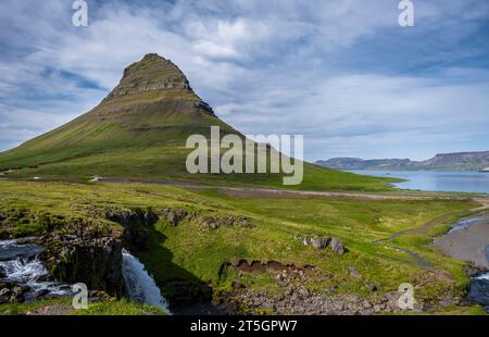 Blick auf den Kirkjufell-Berg, auf der Halbinsel Snaefellsnes, West Island, Europa Stockfoto