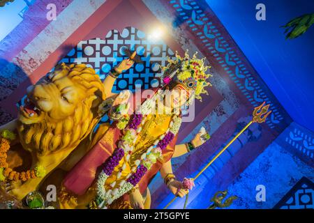 Ein wunderschönes Idol von Maa Durga, der während Navratri in Mumbai, Indien, bei einem Pandal verehrt wird Stockfoto