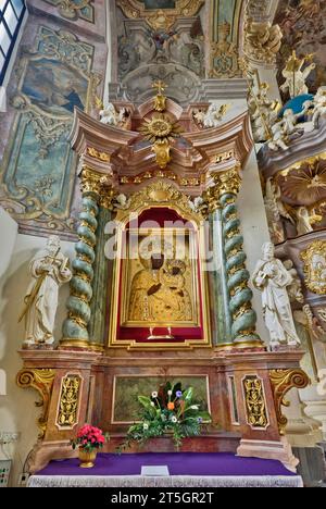 Die schwarze Madonna, eine Schutzpatronin Polens, malte am Seitenaltar der Kirche des Heiligen Kreuzes in Brzeg, Opolskie, Polen Stockfoto