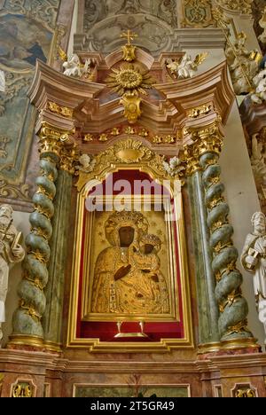 Die schwarze Madonna, eine Schutzpatronin Polens, malte am Seitenaltar der Kirche des Heiligen Kreuzes in Brzeg, Opolskie, Polen Stockfoto