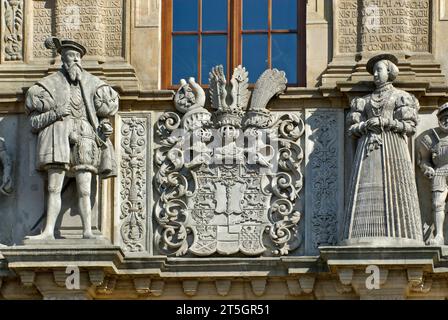 Statuen von Herzog Georg II. Und Barbara von Brandenburg auf Schloss Brzeg, Opolskie, Polen Stockfoto