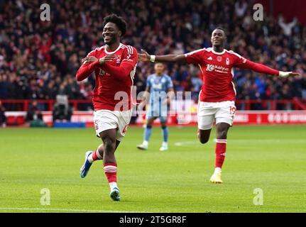 Ola Aina (links) von Nottingham Forest feiert das erste Tor ihrer Mannschaft im Spiel mit ihren Teamkollegen während des Premier League-Spiels auf City Ground, Nottingham. Bilddatum: Sonntag, 5. November 2023. Stockfoto