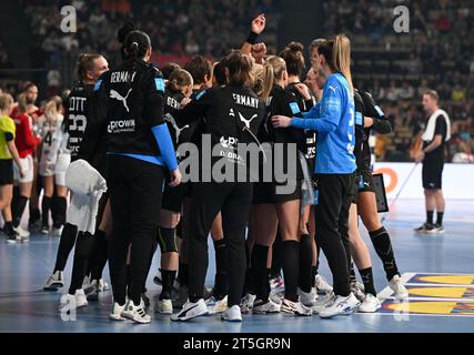 München, Deutschland. November 2023. Handball: Internationales Spiel, Deutschland - Ungarn in der Olympiahalle in München. Die deutschen Spieler stehen zusammen. Quelle: Sven Hoppe/dpa/Alamy Live News Stockfoto