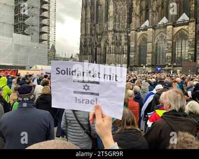 Köln, Deutschland. November 2023. Ein Demonstrant hält ein Schild mit der Aufschrift "Solidarität mit Israel". Mehr als 1000 Menschen nahmen an einer Solidaritätskundgebung für Israel Teil. Nach dem Terroranschlag der Hamas auf Israel am 7. Oktober kam es an diesem Wochenende auch in ganz Deutschland zu zahlreichen Reaktionen. Quelle: Federico Gambarini/dpa/Alamy Live News Stockfoto