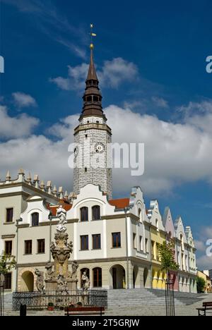 Pestsäule und kürzlich rekonstruiertes Ratusz (Rathaus) am Rynek (Marktplatz) in Głubczyce, Opolskie, Polen Stockfoto