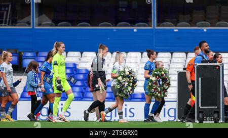 Birmingham, Großbritannien. November 2023. Reading-Kapitän Lily Woodham und Jade Moore, Kapitän von Birmingham City, führten ihre Teams an, wobei während des FA Womens Championship-Spiels zwischen Birmingham City Women und Reading Women am 5. November 2023 in St Andrews, Birmingham, England, Gedenkkränze abgelegt wurden. Foto von Stuart Leggett. Nur redaktionelle Verwendung, Lizenz für kommerzielle Nutzung erforderlich. Keine Verwendung bei Wetten, Spielen oder Publikationen eines einzelnen Clubs/einer Liga/eines Spielers. Quelle: UK Sports Pics Ltd/Alamy Live News Stockfoto