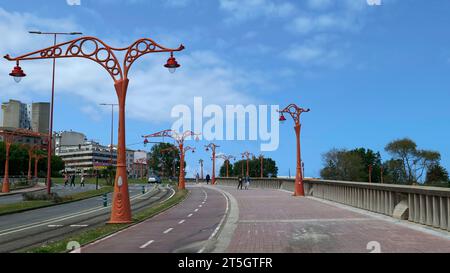 Markante orangefarbene Leuchtenpfosten am Paseo Marítimo, A Coruña, Galicien, Nordwesten Spaniens, Europa Stockfoto