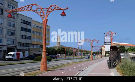 Markante orangefarbene Leuchtenpfosten am Paseo Marítimo, A Coruña, Galicien, Nordwesten Spaniens, Europa Stockfoto