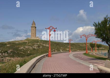 Markante orangefarbene Leuchtenpfosten am Paseo Marítimo, A Coruña, Galicien, Nordwesten Spaniens, Europa Stockfoto