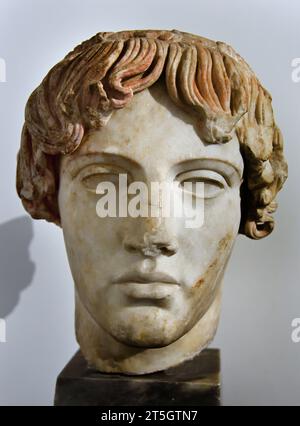 Testa di Apollo dell'Omphalos, di Calamid, da Baia antike römische Statuen aus Baiae nationales Archäologisches Museum von Neapel Italien. Stockfoto