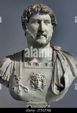 Cuirassed-Büste von Hadrian, Farnese-Sammlung 2. Jahrhundert n. Chr. vom Tempel des Mercury Kaiserpalastes, Baiae, nationales Archäologisches Museum von Neapel. Hadrian – Kaiser Hadrianus Augustus 117–138 n. Chr. römisch Rom Italien Italienisch Stockfoto